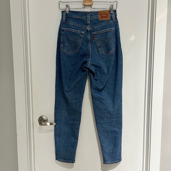 Levi’s High Waisted Mom Jean, Size 26 - Picture 8 of 9